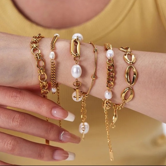 Elegant Gold and Pearl Bracelet - Picture 3 of 8